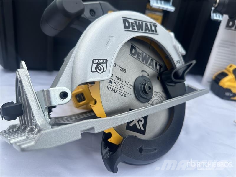 DeWalt DCK853P4T Qty of Equipment Stavebníctvo - ostatné
