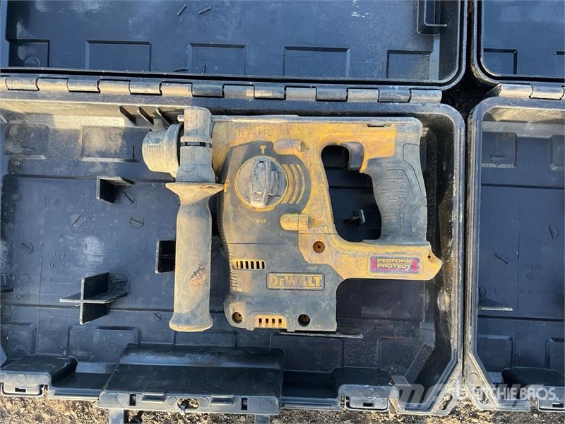 DeWalt of (3) Dewalt DCH253 Cordless Hand Tools Drugi deli