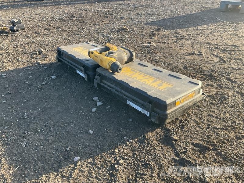 DeWalt of (3) Dewalt DCH253 Cordless Hand Tools Drugi deli