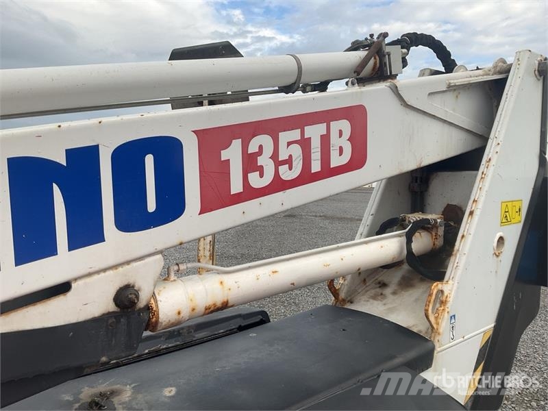 Dino 135TB Towable Lift Pótkocsira szerelt emelők és állványok