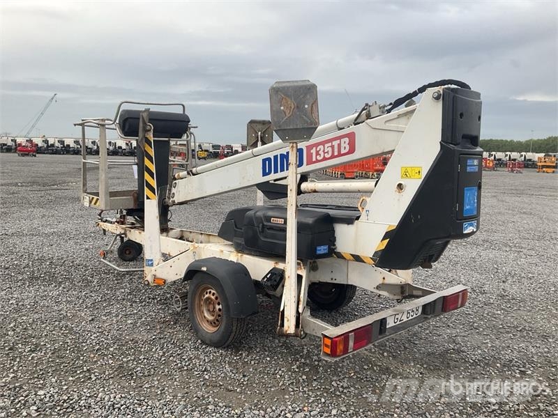 Dino 135TB Towable Lift Pótkocsira szerelt emelők és állványok