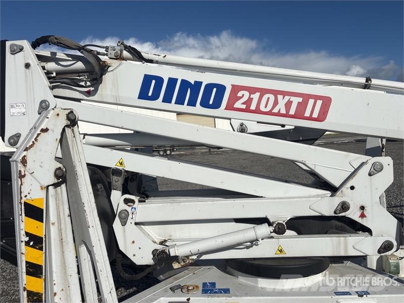 Dino 210XT Towable Lift Вишки-причепи