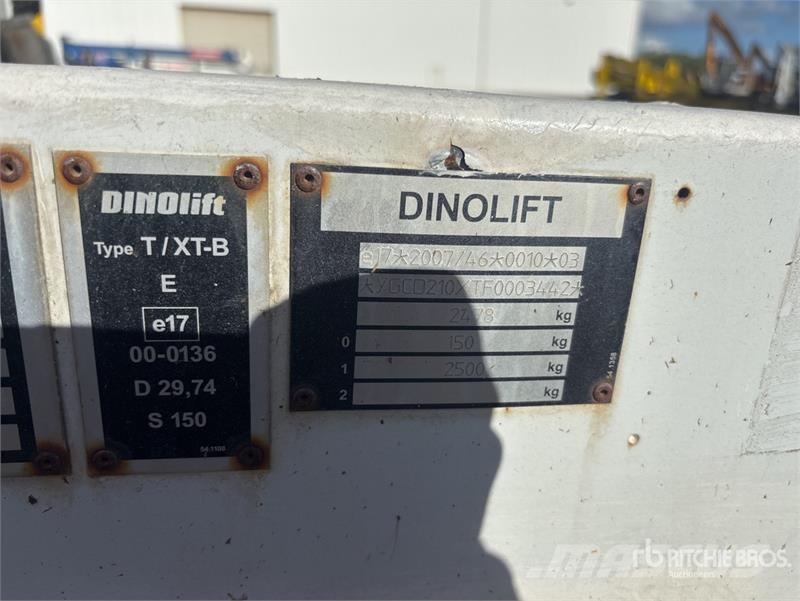 Dino 210XT Towable Lift Вишки-причепи