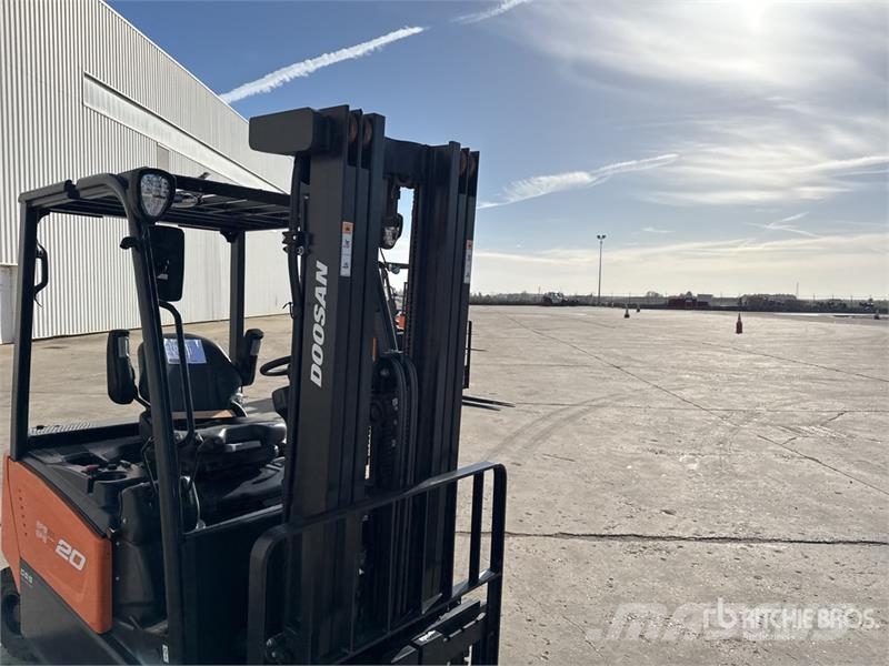 Doosan B20X-7 Plus 2000 kg Chariot Elevateur Electric For شاحنات ذات رافعات شوكية تعمل بالكهرباء