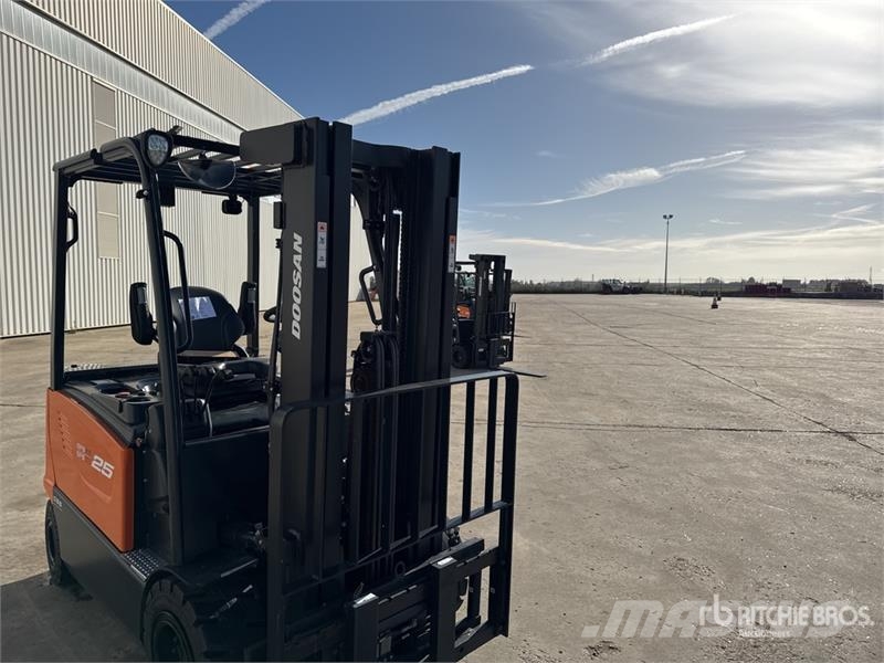 Doosan B25X-7 Plus 2500 kg Chariot Elevateur Electric For Electric forklifts