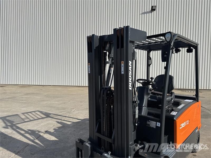 Doosan B35X-7 PLUS 3500 kg Chariot Elevateur Electric For شاحنات ذات رافعات شوكية تعمل بالكهرباء