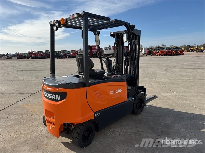 Doosan B35X-7 PLUS 3500 kg Chariot Elevateur Electric For شاحنات ذات رافعات شوكية تعمل بالكهرباء