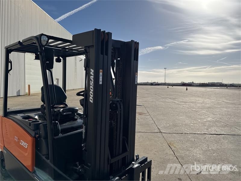 Doosan B35X-7 PLUS 3500 kg Chariot Elevateur Electric For شاحنات ذات رافعات شوكية تعمل بالكهرباء