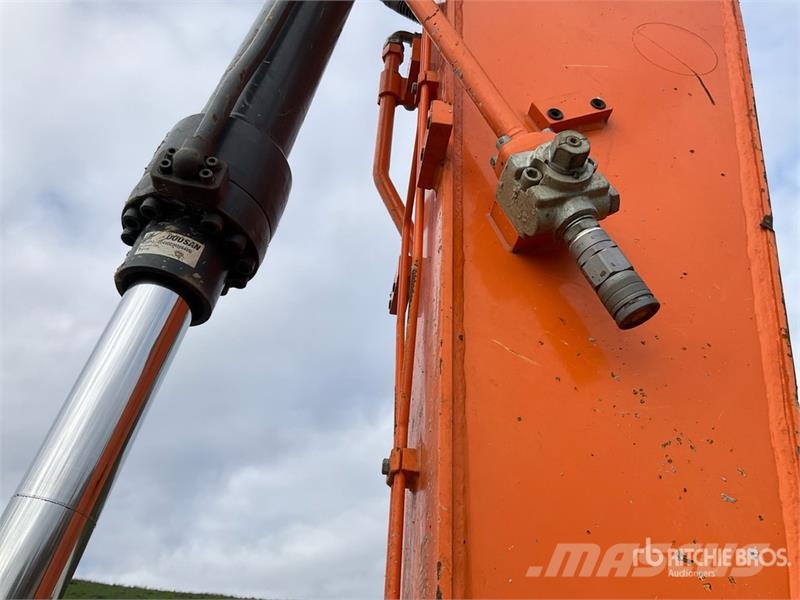 Doosan DX140LC-5 Tracked Excavator Crawler excavators