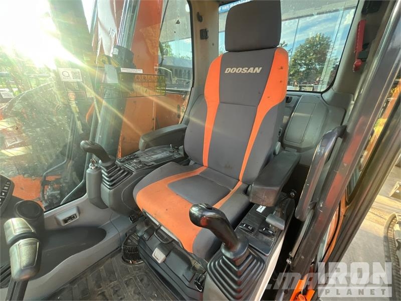 Doosan DX140LCR-5 Tracked Excavator Kāpurķēžu ekskavatori