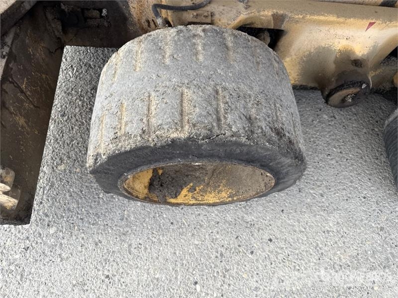 Dynapac F121-4W Asphalt Paver Pavimentadoras de asfalto