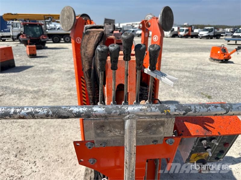 EasyLift R130 Crawler Articulating Boom Lift (Ino Kuukulkijat
