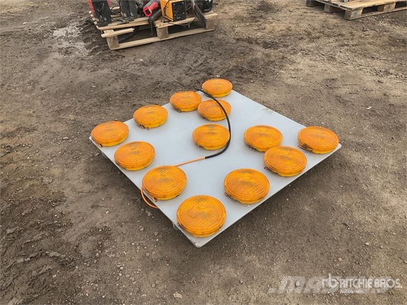  Electric Flashing Light Board معدات النقل - غير ذلك