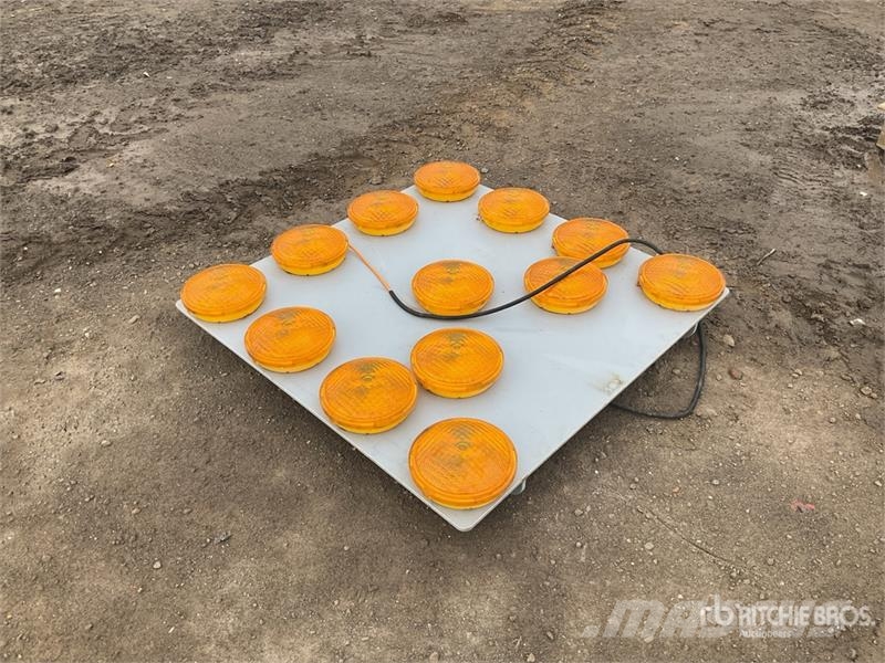  Electric Flashing Light Board معدات النقل - غير ذلك