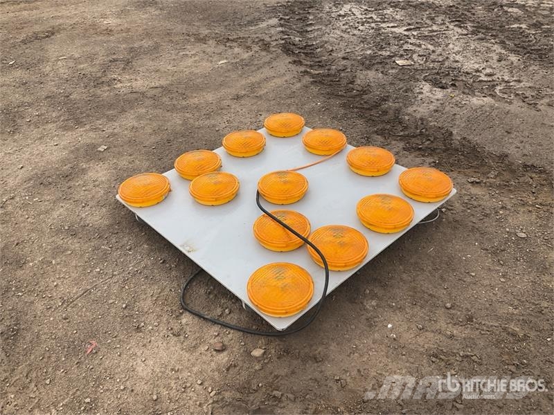  Electric Flashing Light Board معدات النقل - غير ذلك