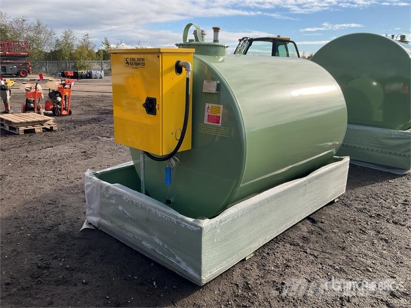 Emiliana Serbatoi EU-TANK 3000 Skid Mounted Steel 3000 L Steel Stora Kraftstoff- und Zusatzstoffbehälter