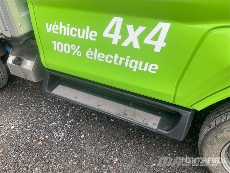 Evum Acar 4x4 Electric Flatbed Utility Truck Пикапи