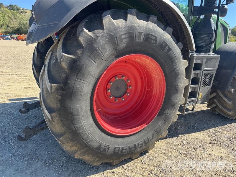 Fendt 824 Vario Traktorok