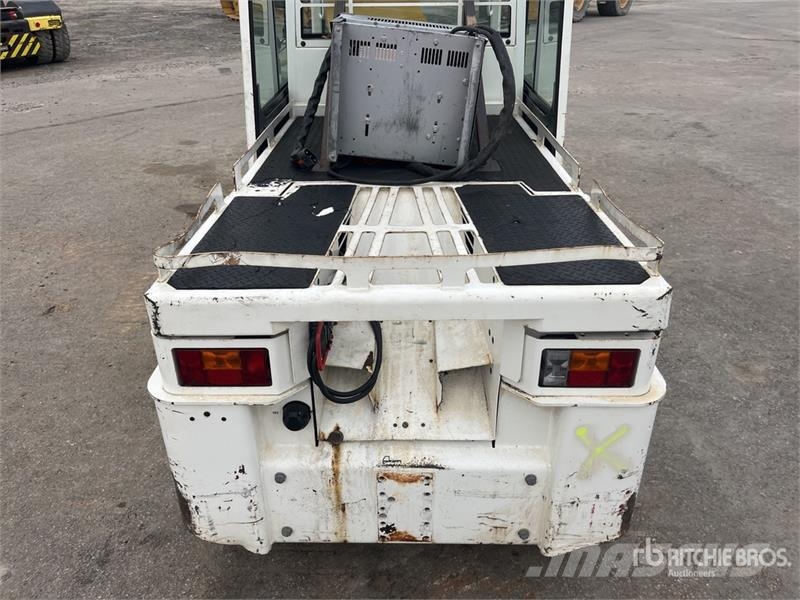  Fenwick-Linde P250 Tow Tractor (Inoperable) Electric forklifts