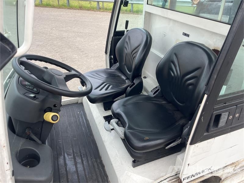  Fenwick-Linde P250 Tow Tractor (Inoperable) Electric forklifts