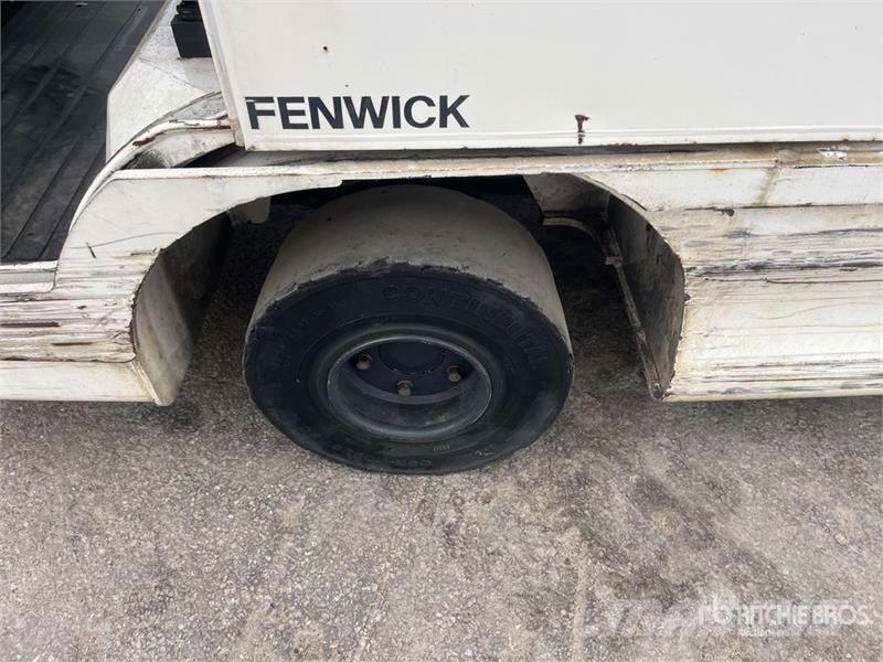  Fenwick-Linde P250 Tow Tractor (Inoperable) Electric forklifts