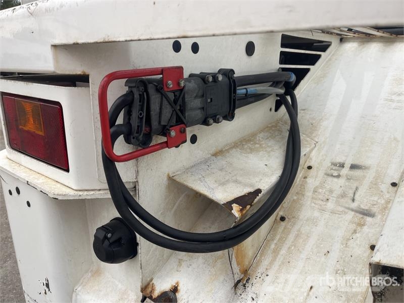  Fenwick-Linde P250 Tow Tractor (Inoperable) Electric forklifts
