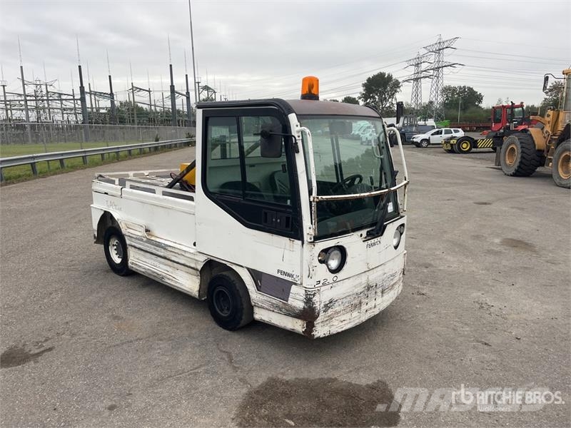  Fenwick-Linde P250 Tow Tractor (Inoperable) Electric forklifts