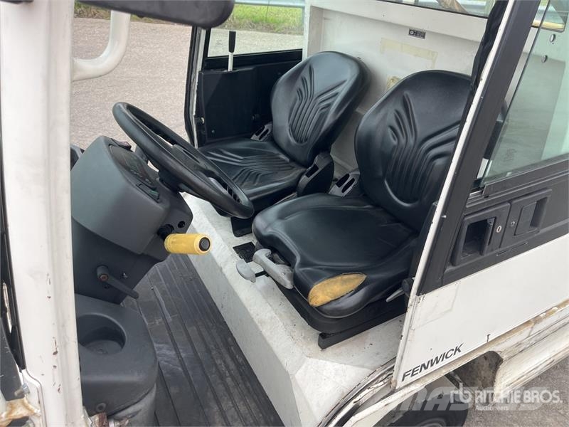  Fenwick-Linde P250 Tow Tractor (Inoperable) Electric forklifts