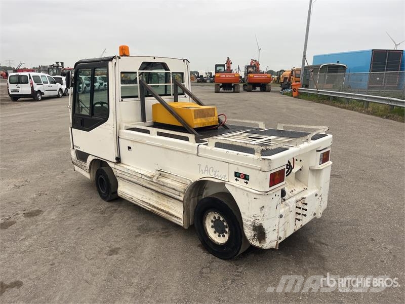  Fenwick-Linde P250 Tow Tractor (Inoperable) Electric forklifts