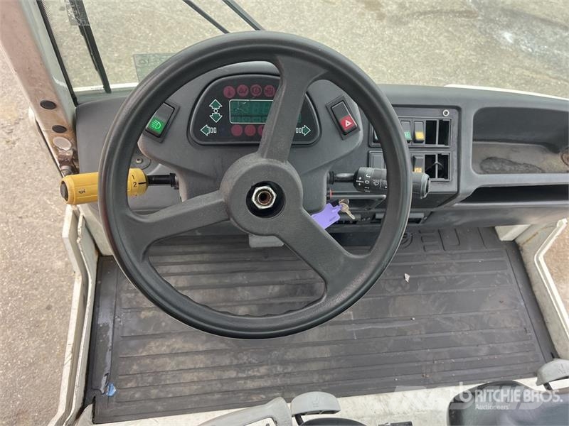  Fenwick-Linde P250 Tow Tractor (Inoperable) Electric forklifts