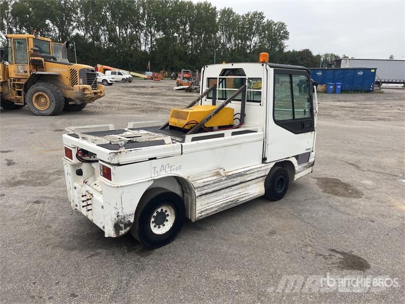  Fenwick-Linde P250 Tow Tractor (Inoperable) Electric forklifts