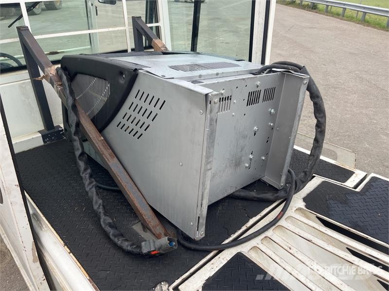  Fenwick-Linde P250 Tow Tractor (Inoperable) Electric forklifts