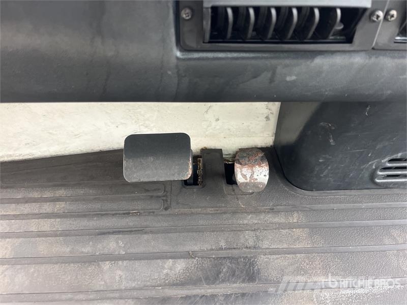  Fenwick-Linde P250 Tow Tractor (Inoperable) Electric forklifts