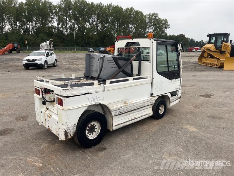  Fenwick-Linde P250 Tow Tractor (Inoperable) Electric forklifts