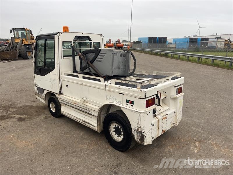  Fenwick-Linde P250 Tow Tractor (Inoperable) Electric forklifts