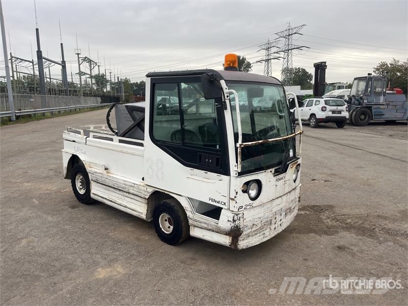  Fenwick-Linde P250 Tow Tractor (Inoperable) Electric forklifts