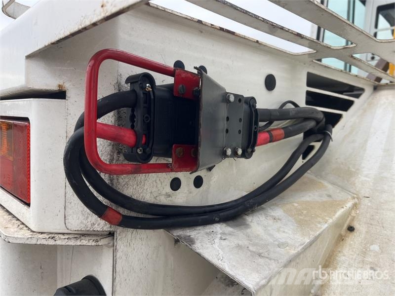  Fenwick-Linde P250 Tow Tractor (Inoperable) Electric forklifts