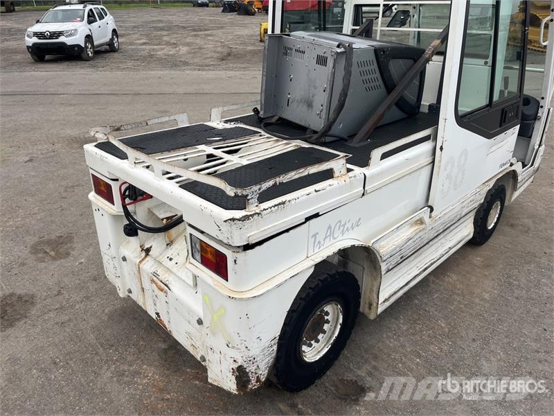  Fenwick-Linde P250 Tow Tractor (Inoperable) Electric forklifts