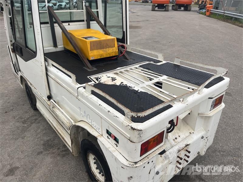  Fenwick-Linde P250 Tow Tractor (Inoperable) Electric forklifts