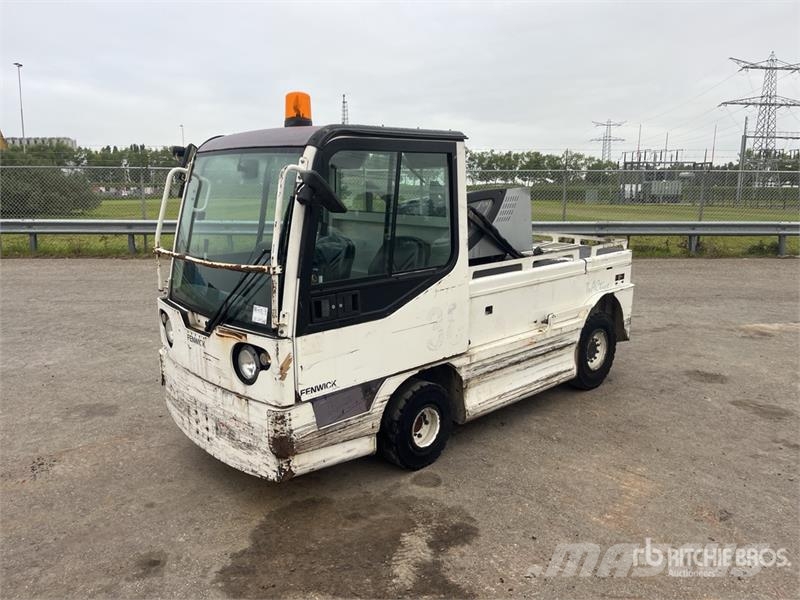 Fenwick-Linde P250 Tow Tractor (Inoperable) Electric forklifts