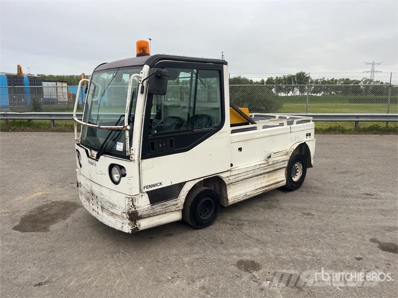  Fenwick-Linde P250 Tow Tractor (Inoperable) Electric forklifts