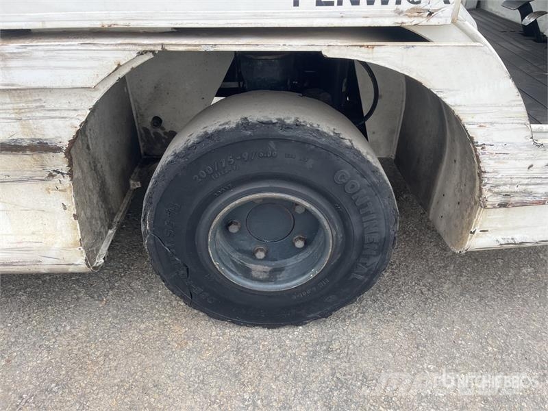  Fenwick-Linde P250 Tow Tractor (Inoperable) Electric forklifts