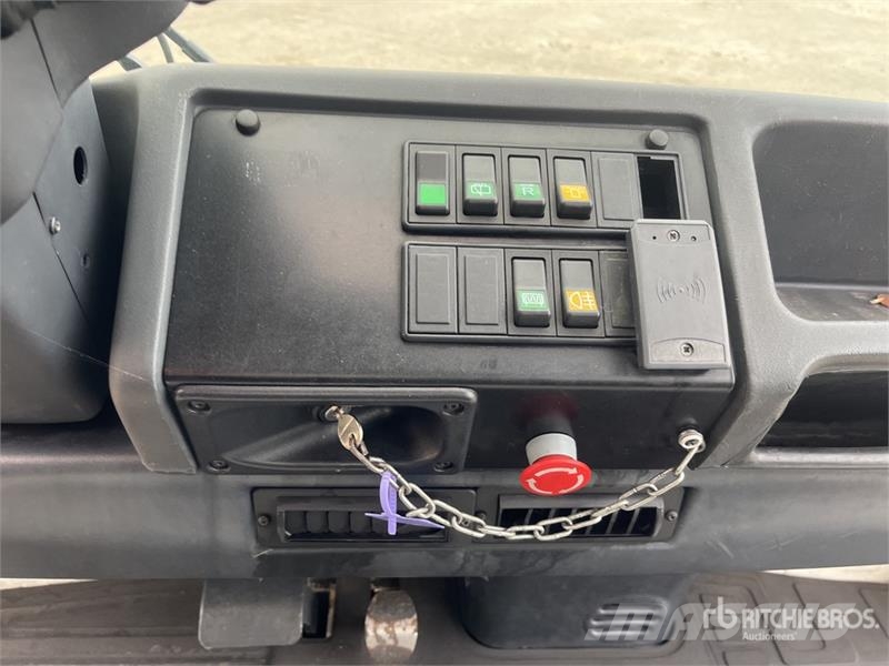  Fenwick-Linde P250 Tow Tractor (Inoperable) Electric forklifts