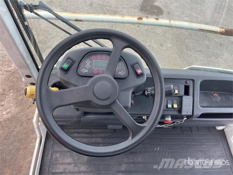  Fenwick-Linde P250 Tow Tractor (Inoperable) Electric forklifts