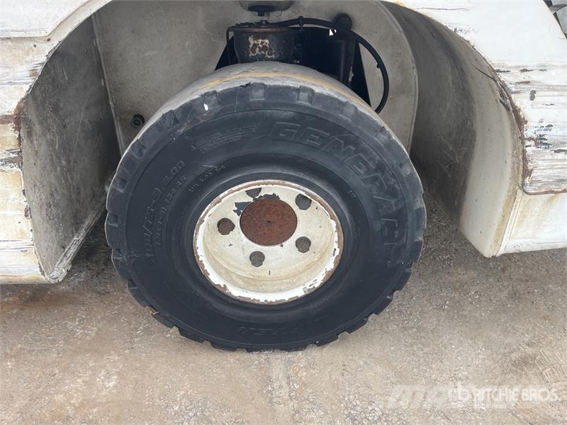  Fenwick-Linde P250 Tow Tractor (Inoperable) Electric forklifts