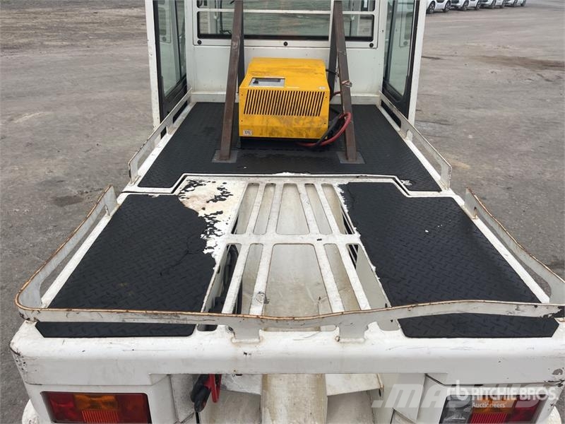  Fenwick-Linde P250 Tow Tractor (Inoperable) Electric forklifts