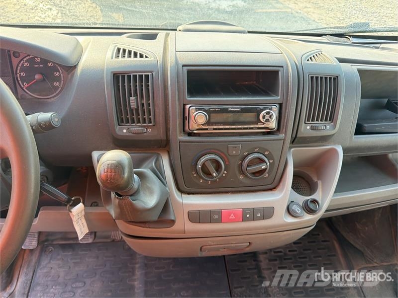 Fiat ducato Crew Cab Flatbed Truck (Inoperable) شاحنات مسطحة/مفصلية الجوانب