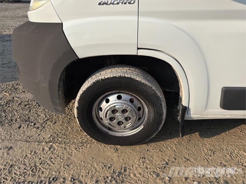 Fiat ducato Crew Cab Flatbed Truck (Inoperable) شاحنات مسطحة/مفصلية الجوانب
