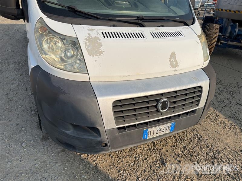 Fiat ducato Crew Cab Flatbed Truck (Inoperable) شاحنات مسطحة/مفصلية الجوانب