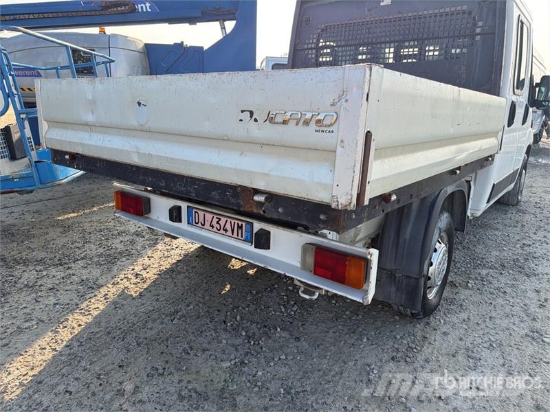Fiat ducato Crew Cab Flatbed Truck (Inoperable) شاحنات مسطحة/مفصلية الجوانب
